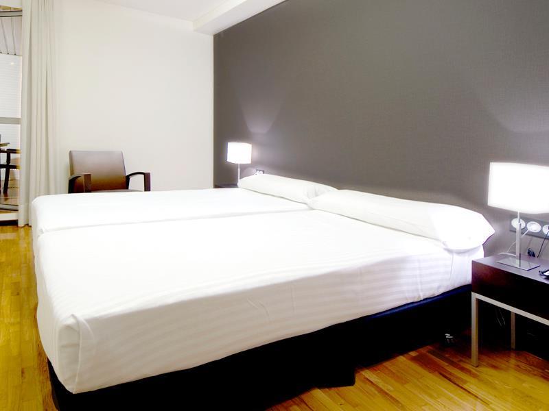 Apartamentos Mendebaldea Suites Pamplona Zimmer foto