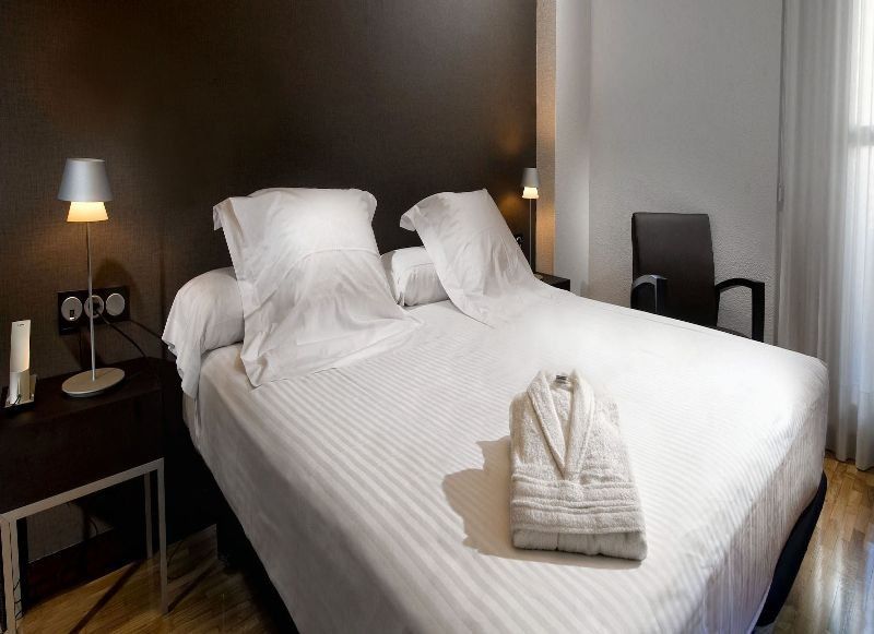 Apartamentos Mendebaldea Suites Pamplona Exterior foto
